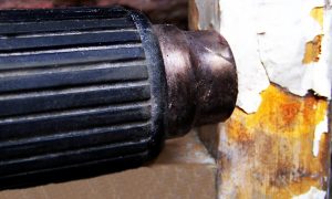 Удаление старой краски с батареи отопления